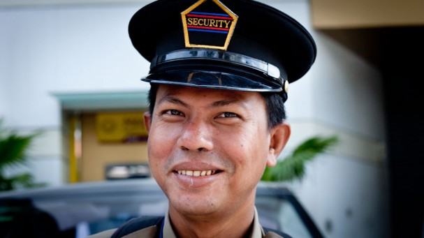 Burma (Myanmar): A smiling security guy in Yangon; Photo: Thomas Alboth